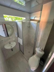 ein Badezimmer mit Dusche, Toilette und Waschbecken in der Unterkunft Edificio Cardamomo in Neiva