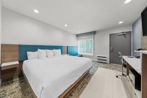 a bedroom with a large white bed and a kitchen at Hotel Miramar in San Clemente +23 photos