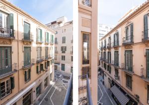 マラガにあるEsparteros FreshApartments by Bossh! Apartmentsのバルコニー付きのアパートメントビルの写真2枚