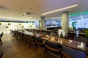a dining room with tables and chairs in a restaurant at Flat Moderno em Congonhas com sofá-cama 1113 in São Paulo