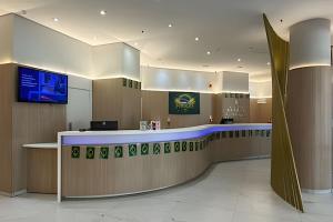 a lobby with a bar with a tv in it at Flat Moderno em Congonhas com sofá-cama 1113 in São Paulo +47 photos