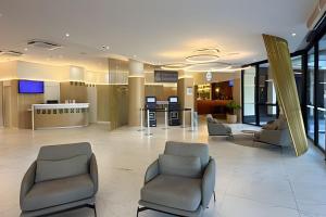 a lobby of a hospital with chairs and a counter at Flat Moderno em Congonhas com sofá-cama 1113 in São Paulo
