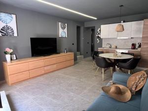 a living room with a couch and a tv and a table at Davis Kaizen in Brindisi