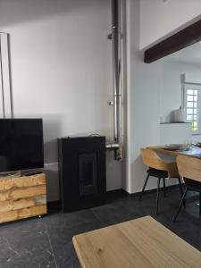 a living room with a television and a table at Sweet November in Valencia
