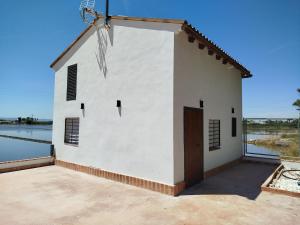 a small white building with a basketball hoop at Sweet November in Valencia