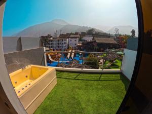 a balcony with a tub and a view of a city at Colpeña Chinchana in Chosica