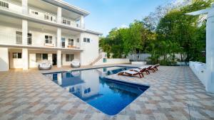 a swimming pool in the backyard of a house at Casa Venus in El Gigante