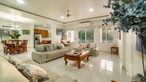a living room with a couch and a coffee table at Casa Venus in El Gigante