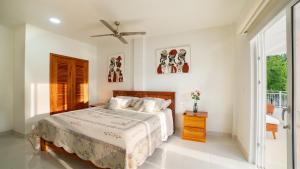 a bedroom with a bed and a ceiling fan at Casa Venus in El Gigante +41 photos