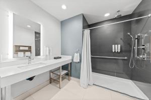 a bathroom with a sink and a shower at Hotel Miramar in San Clemente