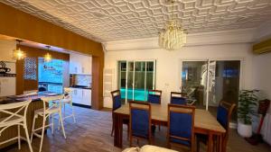 a kitchen and dining room with a table and chairs at Nouira Haus in Akouda