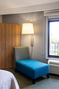 a blue bench in a hotel room with a window at Holiday Inn Express San Jose Costa Rica Airport by IHG in Alajuela +115 photos