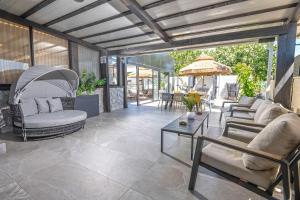 a living room with couches and a table at פלואלס - וילת יוקרה עם 4 חדרי שינה ובריכה מחוממת וגקוזי in Shahar
