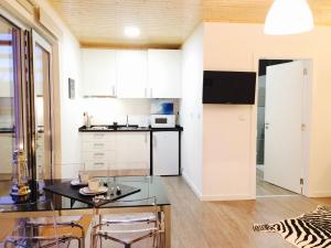 A cozinha ou cozinha compacta de Golden Halcyon - Ericeira Villas
