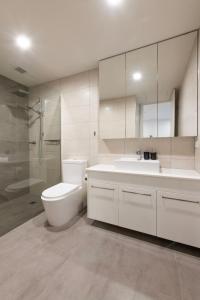 a bathroom with a toilet and a sink and a shower at Bentleigh & Beyond Your Melbourne Getaway in Melbourne +15 photos