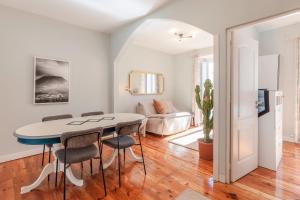 a dining room and living room with a table and chairs at Flores 21 Apartments Príncipe Real in Bicas