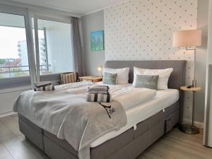 a bedroom with a large bed and a window at Ferienwohnung-Hansen in Westerland