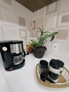 a coffee maker sitting on a counter next to a basket at Deruci Chale in Nova Friburgo