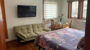ein Schlafzimmer mit Sofa, Bett und Tisch in der Unterkunft Nubes Hotel in Viña del Mar