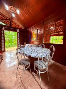 a dining room with a table and chairs at Casa do Zeca Morretes in Morretes