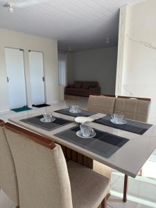 a dining room with a table and some chairs at Apt Serras Gerais Superior in Dianópolis +17 photos