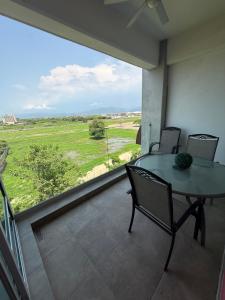 a table and chairs on a balcony with a view at departamento 314 in Nuevo Nayarit