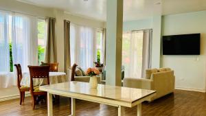 a living room with a table and some chairs at Hermosa casa con aire acondicionado rodeada de aves y naturaleza incluye desayuno in Puyo