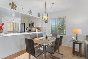 a kitchen and dining room with a table and chairs at Spacious 2BR 2BA apartment close to the beach in Jupiter +33 photos