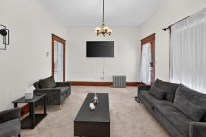 a living room with a couch and a table at Charming 2-Bedroom, 1-Bath Getaway in Carbondale