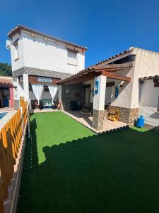 a house with a lawn in front of it at La Era de Sandra in Sonseca