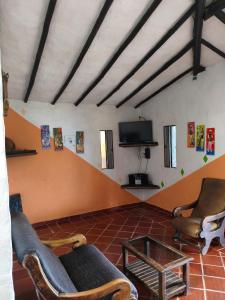 a living room with two chairs and a coffee table at Cabañas Cañon Del Chicamocha in Aratoca