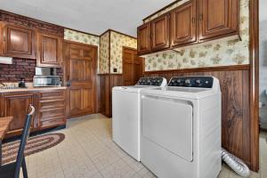 a kitchen with a washer and dryer in it at 1-Bedroom, 1-Bath Getaway in Carbondale