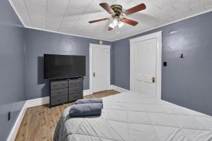 a bedroom with a bed and a ceiling fan at 1-Bedroom, 1-Bath Getaway in Carbondale