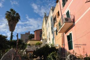 eine Gruppe von Gebäuden mit einer Palme im Hintergrund in der Unterkunft Angelina Antica Dimora in Terracina