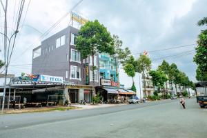 a building on the side of a city street at Khách sạn Caravelle Cần Thơ 2 in Can Tho