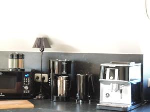 eine Küchentheke mit Kaffeemaschine und Kaffeemaschine in der Unterkunft Maisonette zum Weststrand in Prerow