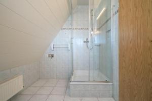 a bathroom with a shower and a bath tub at Ferienwohnung-mit-Balkon in Rechlin +39 photos