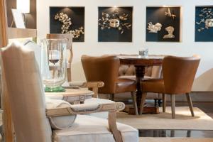 comedor con mesa y sillas en Sea View Hotel en Atenas