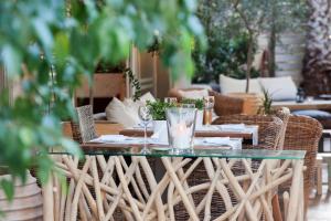 uma mesa com copos e cadeiras num pátio em Sea View Hotel em Atenas