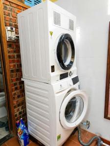 a washing machine and a dryer in a room at La Belle Saison Homestay Huế in Hue