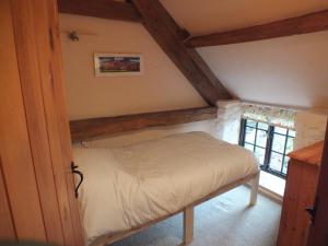 1 dormitorio con 1 cama en la esquina de una habitación en The Byre, en Llandovery