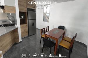 a kitchen and dining room with a table and chairs at Moderno Departamnto 3 dormitorios in Moquegua