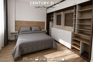 a bedroom with a bed and a large closet at Moderno Departamnto 3 dormitorios in Moquegua