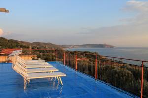 a white bench sitting on top of a swimming pool at Mare e Coccole in Caprioli