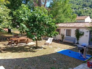 a house with a picnic table and a tree at The Garden House in Boiano