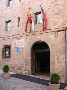 - l'entrée d'un bâtiment en pierre arborant des drapeaux dans l'établissement Hospederia Porta Coeli, à Sigüenza