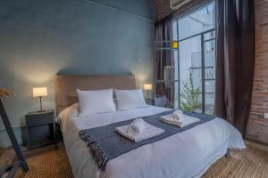 a bedroom with a large bed with towels on it at La Piamonte 1903 in Azcuénaga