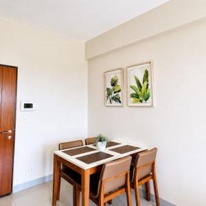 a dining room with a table and chairs at The Mactan Beach Condo Staycation in Punta Engaño