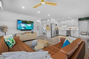 a living room with a couch and a kitchen at Neptunes Hideaway in Vero Beach