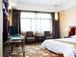 a hotel room with a bed and a desk at Juntong Hotel in Bao'an +76 photos